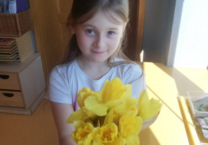 dziewczynka z kwiatkami do kącika